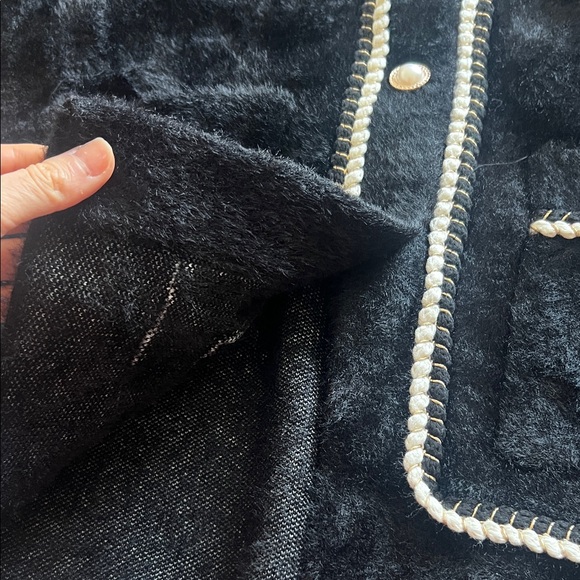 Elegant Black and White Thick Cardigan - Picture 5 of 9